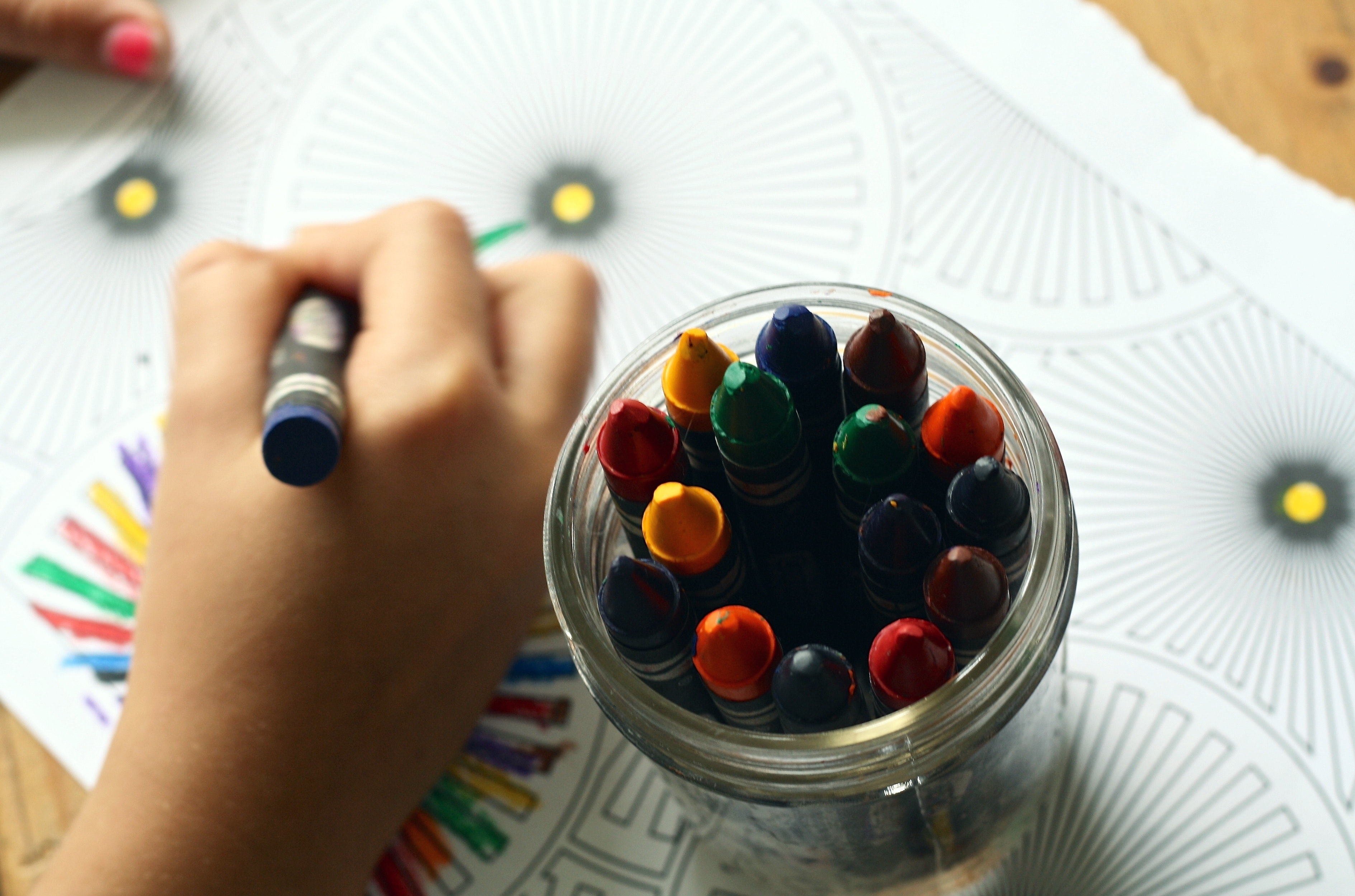 un bambino disegna con crayon